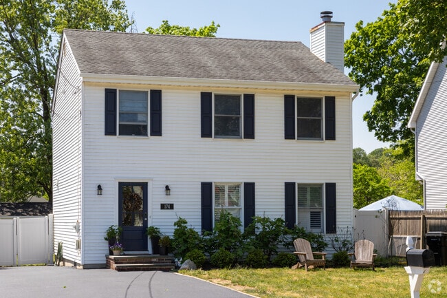 Historic colonials line Monmouth Ave in Navesink.