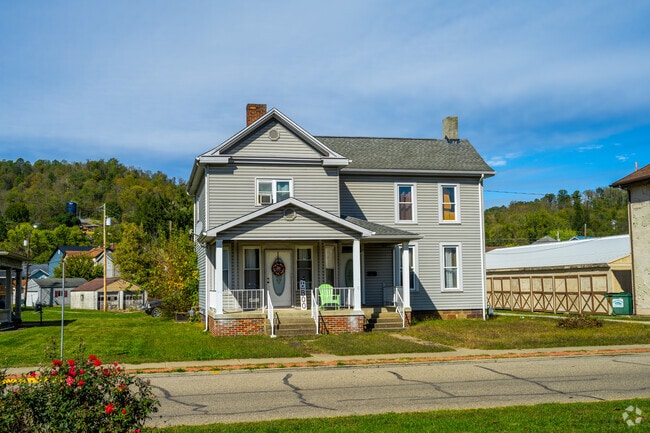 Older colonial houses add historic charm to Shadyside.