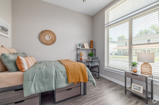 2BR, 2BA - 815SF - Bedroom
