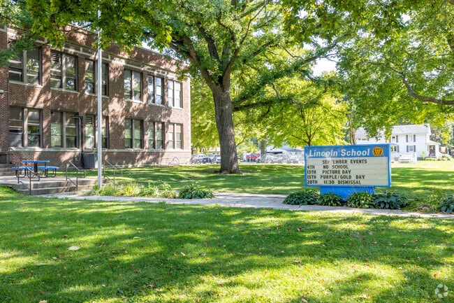 Lincoln Elementary School serves students in Mendota, IL.