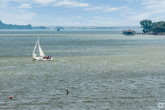Sailors adventurously navigating across Eagle Mountain Lake within Pelican Bay.