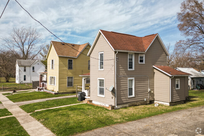 There are many neighborhoods in Southside Lima with beautiful historic homes.