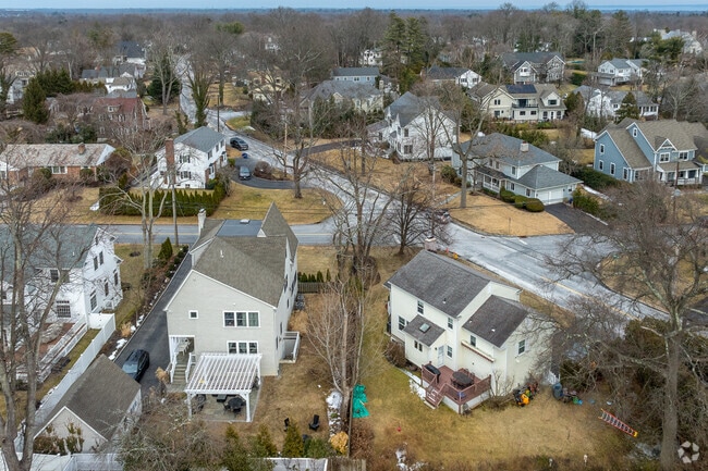 Quaker Ridge in Scarsdale is known for its recreation and highly rated Scarsdale Public Schools.