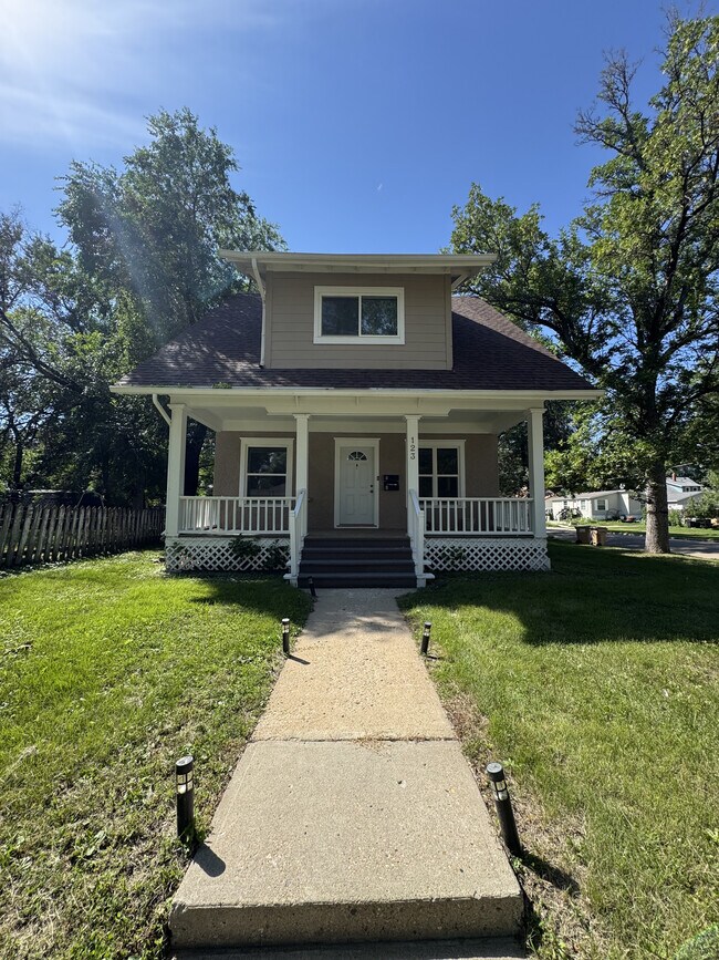 123 7th St NW, Minot, ND 58703