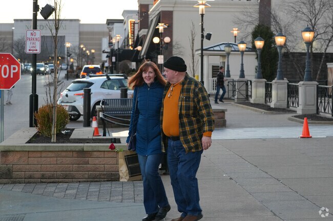 Kenwood mall has many dine in restaurants for you to visit.