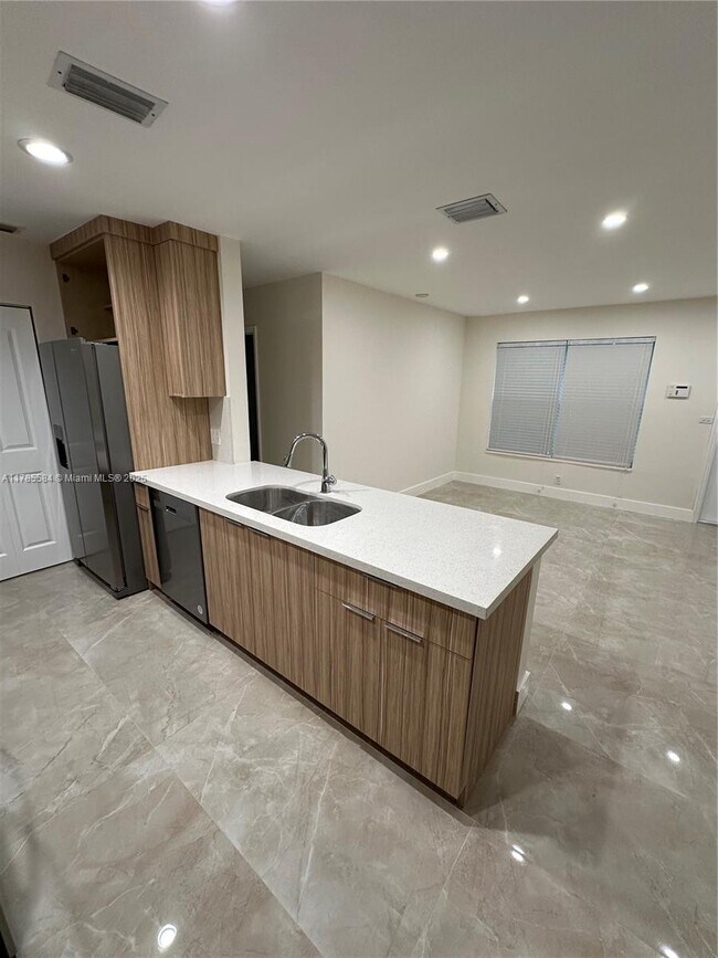 611 N 69th Way, Hollywood, FL 33024 - photo 3