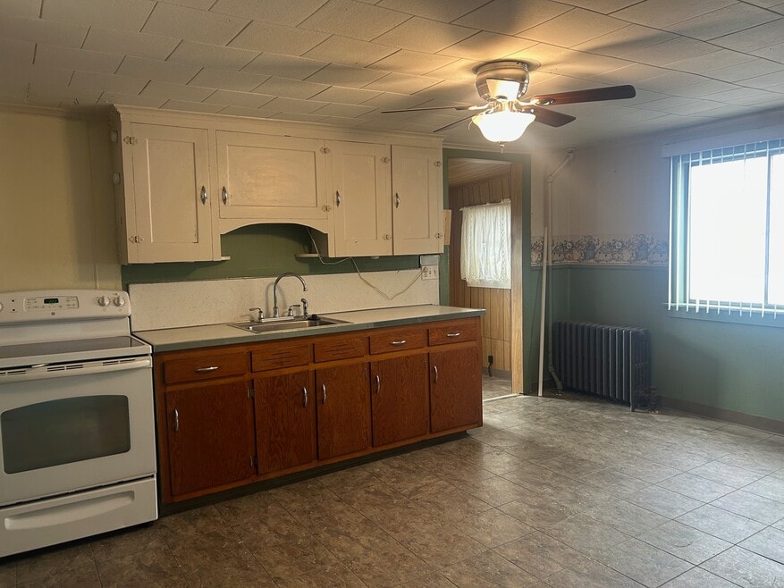 63 Miner St unit 63 miner, Hudson, PA 18705 - photo 1