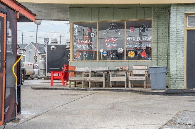 Rosa's Produce store and Rudy's mexican restaurant attract many residents in Cedartown.
