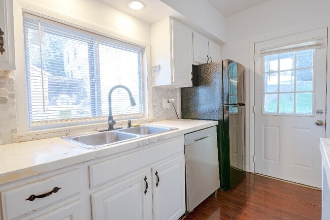 301 Mclean St, Dupont, PA 18641 - photo 3