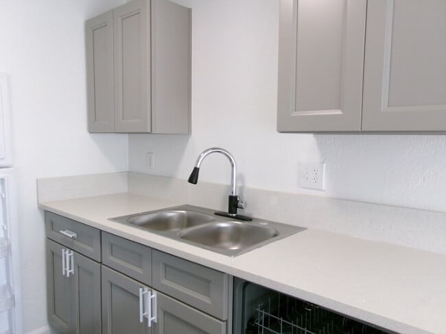 Royvonne Hills Apartments, Salem, OR 97302 - photo 2