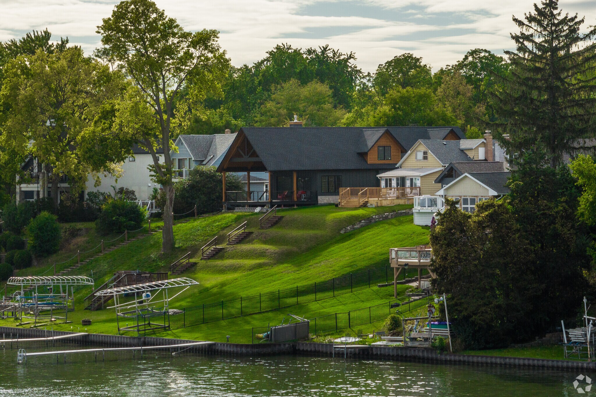 A row of homes in Klondike, IL featuring easy access to the water.