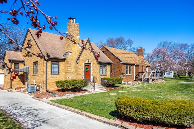 Beaverdale’s single-story homes offer easy living and timeless architectural appeal.