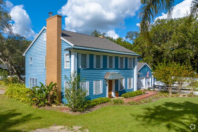 Colonial Style homes only add to the historical feel of West Bartow.