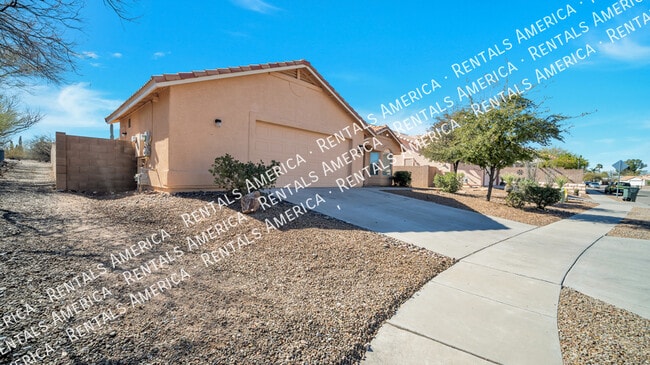 8186 E Smooth Sumac Ln, Tucson, AZ 85710 - photo 3