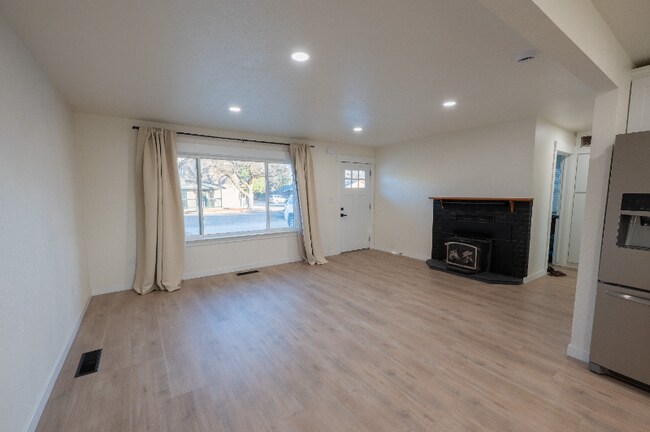 945 N 7th E St, Mountain Home, ID 83647 - photo 7