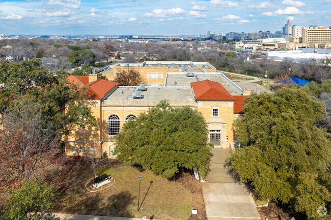 Students living in Fort Worth, TX may attend Lily Clayton Elementary School.