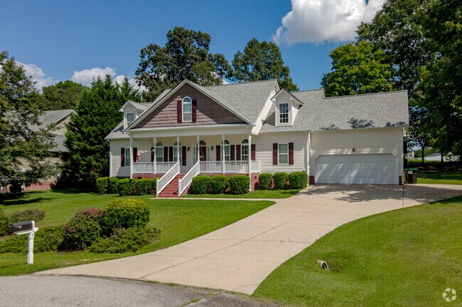 There are single family homes with well maintain landscaping in Southwest Wake County.