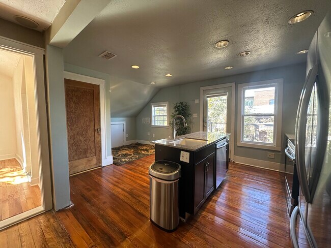 1822 W 35th St unit Bradz Upstairs, Austin, TX 78703 - photo 7