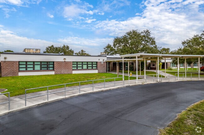 Southern Oak Elementary School has a 13 to 1 student-teacher ratio.