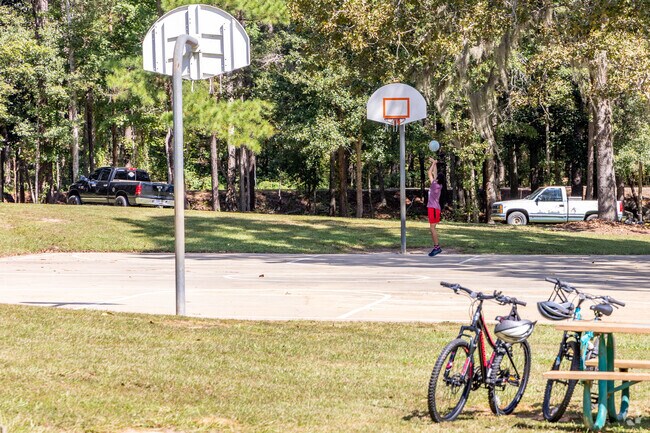 Come to Tekesta Park to shoot hoops or start a quick pickup game on the basketball court.