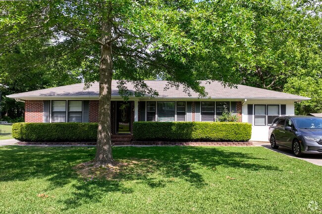 Lots of shade on homes in Huffman Alabama.