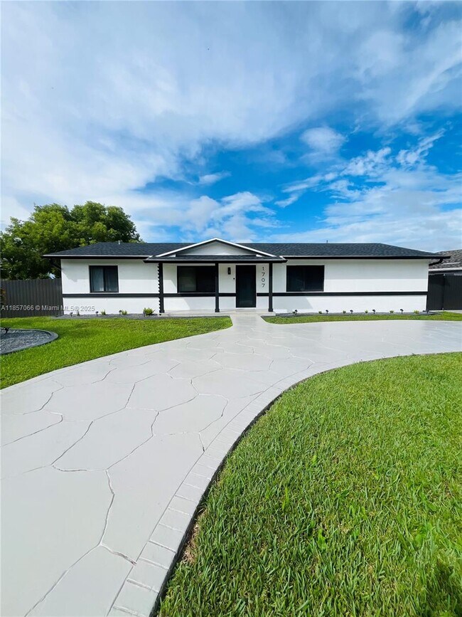 1707 S Curlew Ln, Homestead, FL 33035