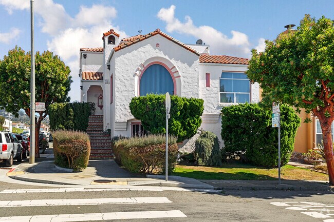 The homes of Merced Manor feature gorgeous architecture.