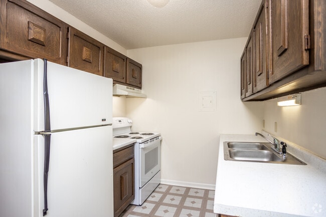 Pine View, Clinton, IA 52732 - photo 6