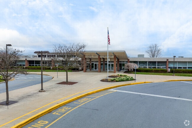 Kissel Hill Elementary School has a student-teacher ratio of 14 to 1.