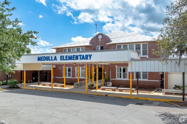 Medulla Elementary has a student teacher ratio of 14:1.