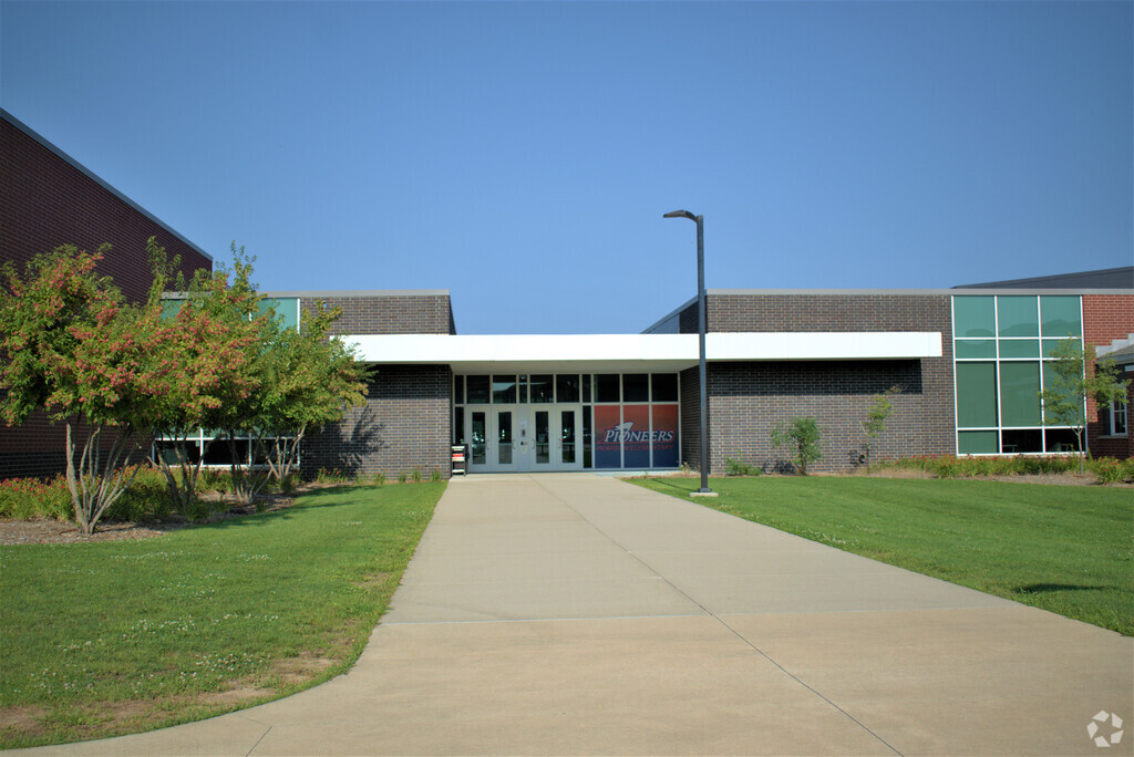 William A Pearson Elementary front entrance in Lyon.