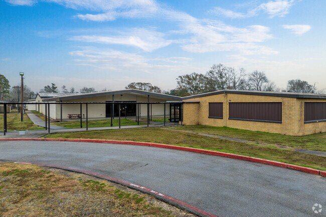 Hull-Daisetta Elementary has 246 students enrolled full time.