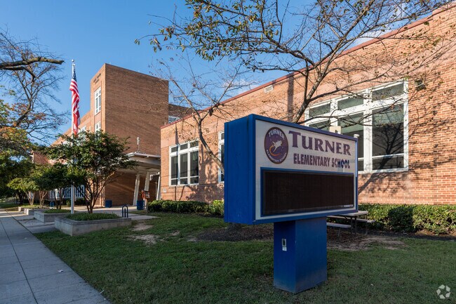 Turner Elementary School scores a C- on niche.com.