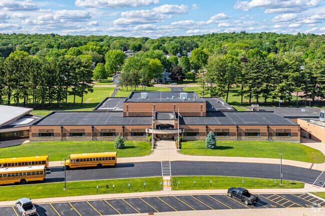 Oregon Elementary School has a student-teacher ratio of 15 to 1.