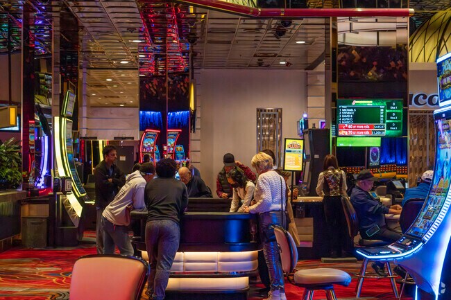 Lakeridge is neighbor to the Atlantis Resort where locals can gamble, dine or enjoy the spa.