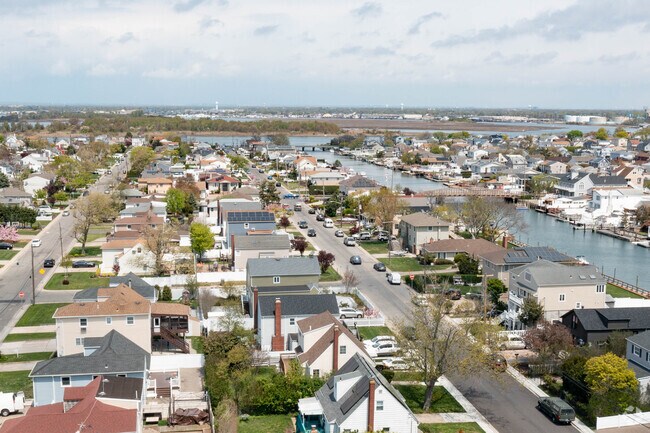 There are two roadways connecting Harbor Isle with Island Park.