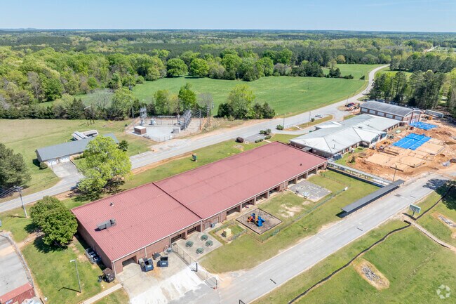 Hollywood Elementary School has 447 students in grades PK and K-5.