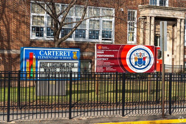 The Carteret School has a class size of 375 students.