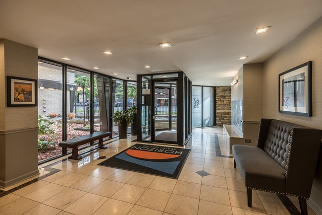 Sheridan Terrace - 6725 N Sheridan Rd, Chicago, IL 60626 - photo 6