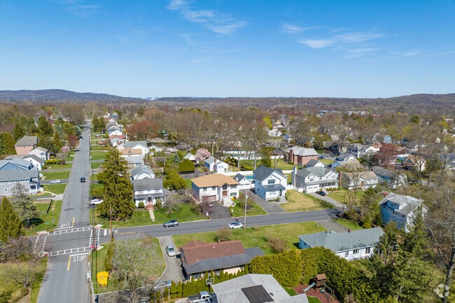 Many homes in Northvale, NJ have large yards.