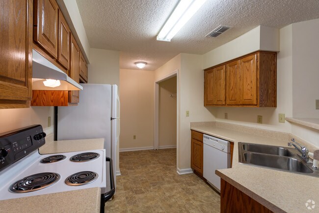 Jac Lyn Apartments, Moultrie, GA 31768 - photo 2