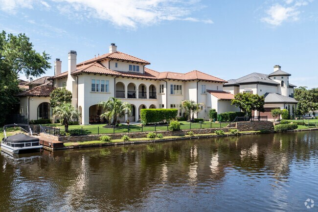 Beautiful and well maintained homes with direct access to the Lake are found in Panthers Creek.