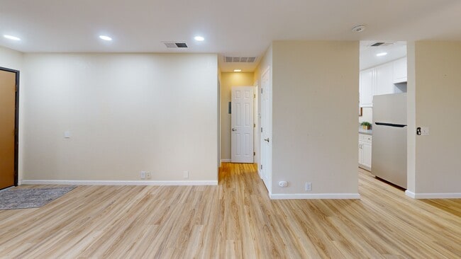 2825 205 N Los Felices #205 unit 205, Palm Springs, CA 92262 - photo 2