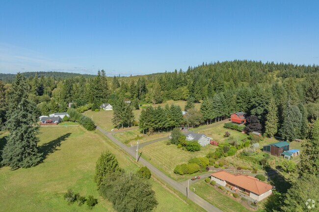Much of New London is made up of gravel and dirt roads leading to pockets of homes on open land.