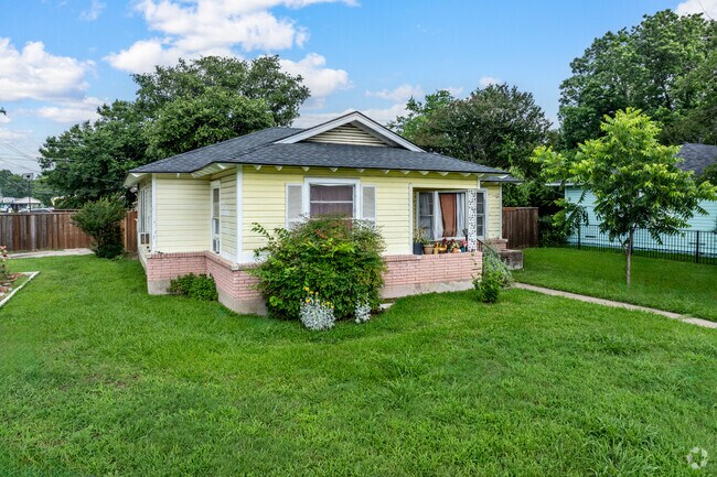 Slightly raised Cottage Home with spacious yard in the Riverway Estates neighborhood.