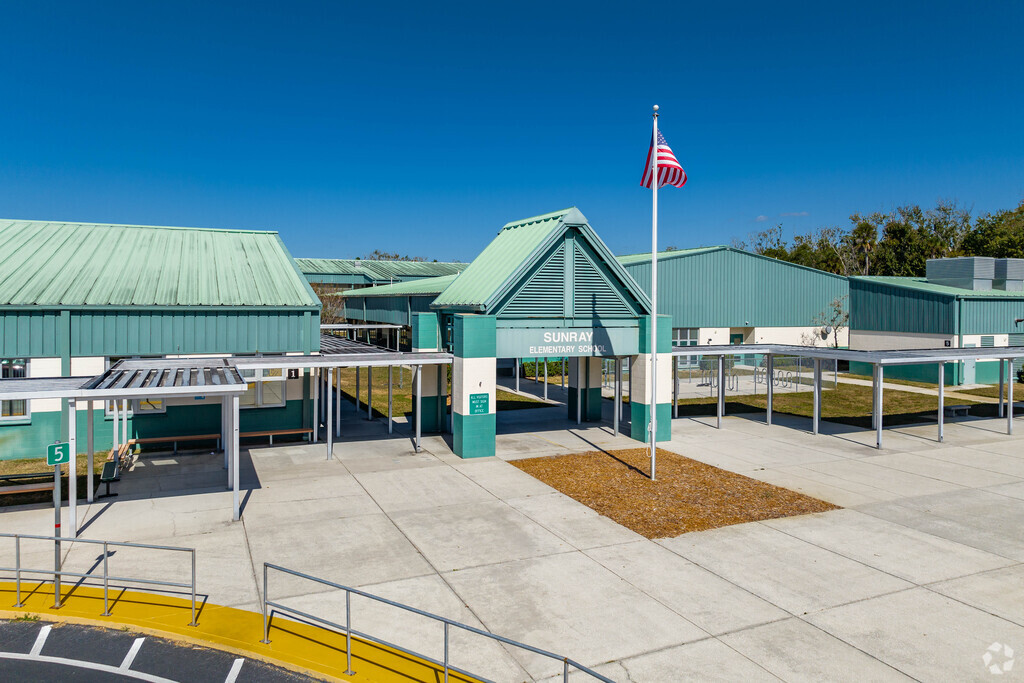 Sunray Elementary has 384 students in grades PK, K-5 with a student-teacher ratio of 16 to 1.