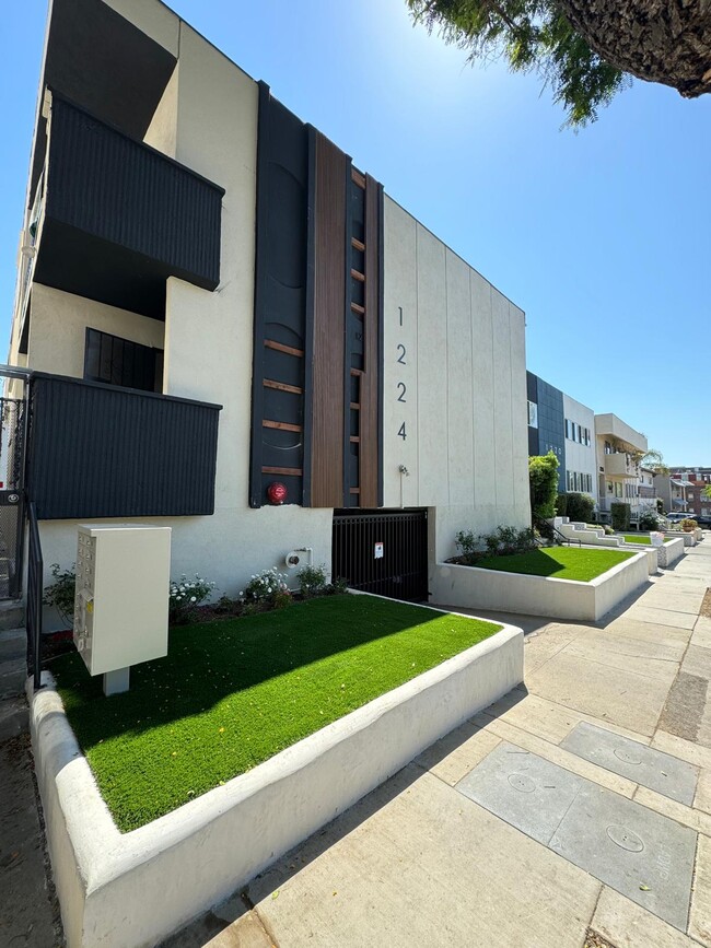 1224 N Formosa Ave, Los Angeles, CA 90046