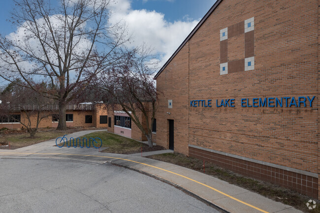 Kettle Lake Elementary School, Entrance.