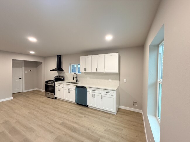 1519 Mckee St unit 5, Houston, TX 77009 - photo 2