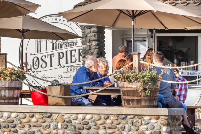 Just a short drive from Coast Royal, the Lost Pier restaurant offers a relaxed atmosphere and fresh seafood with incredible oceanfront views, perfect for sunset dining.